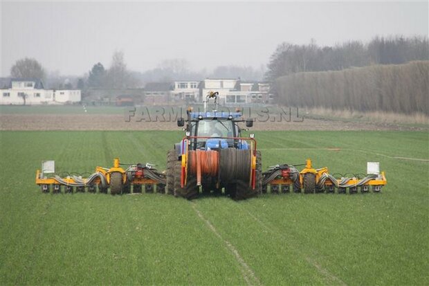 &quot;Zwenkarm&quot; aanvoer systeem + schakelkast t.b.v. VMR Veenhuis Sleepslang bemester Bouwkit 1:32 (HTD)    