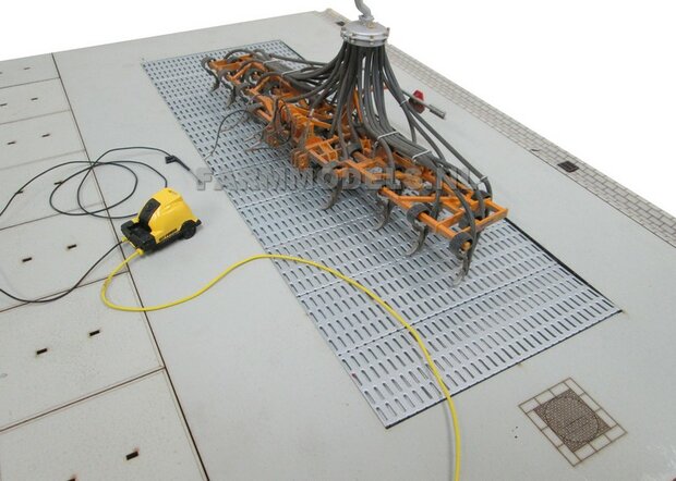 Betonplaat met vak spuitplaats uitsparing groot, afm 25 x 50 cm, Farmmodels editie 1:32