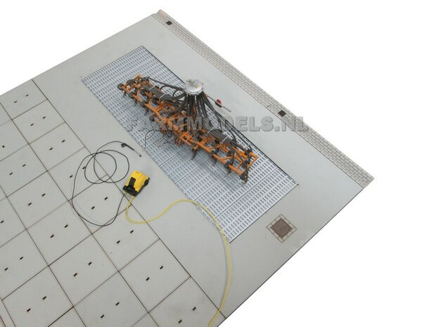 Betonplaat met vak spuitplaats uitsparing groot, afm 25 x 50 cm, Farmmodels editie 1:32