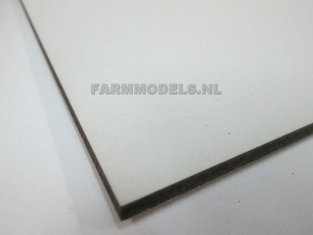 Betonplaat met putdeksel (groot) met strijklaag, afm 25 x 50 cm, Farmmodels editie 1:32 