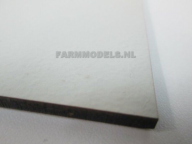 Betonplaat met uitsparing t.b.v. putdeksel klein (los bij te bestellen), afm 25 x 50 cm, Farmmodels editie 1:32