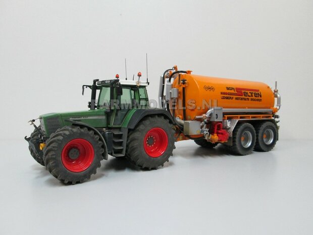 01.Fendt 824 op brede sloffen, met VMR Veenhuis mesttank en VMR Veenhuis bouwlandbemester als cultivator