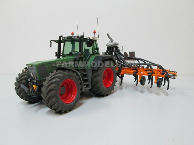 01.Fendt 824 op brede sloffen, met VMR Veenhuis mesttank en VMR Veenhuis bouwlandbemester als cultivator