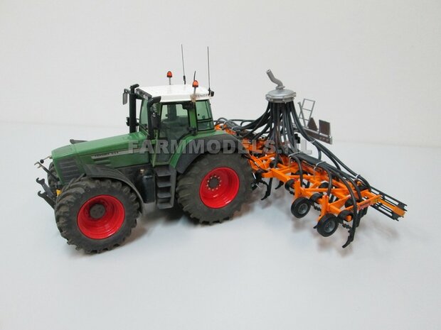 01.Fendt 824 op brede sloffen, met VMR Veenhuis mesttank en VMR Veenhuis bouwlandbemester als cultivator