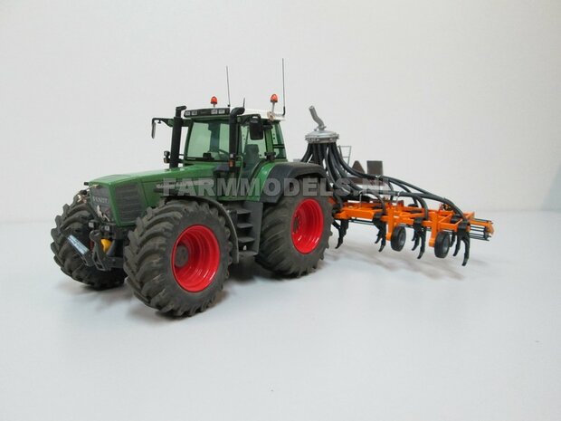 01.Fendt 824 op brede sloffen, met VMR Veenhuis mesttank en VMR Veenhuis bouwlandbemester als cultivator