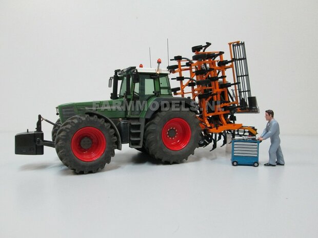 01.Fendt 824 op brede sloffen, met VMR Veenhuis mesttank en VMR Veenhuis bouwlandbemester als cultivator