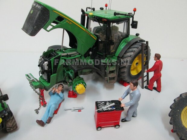 Monteur met rode overall (Case IH rood) - Handgeschilderd 1:32 ADF32110