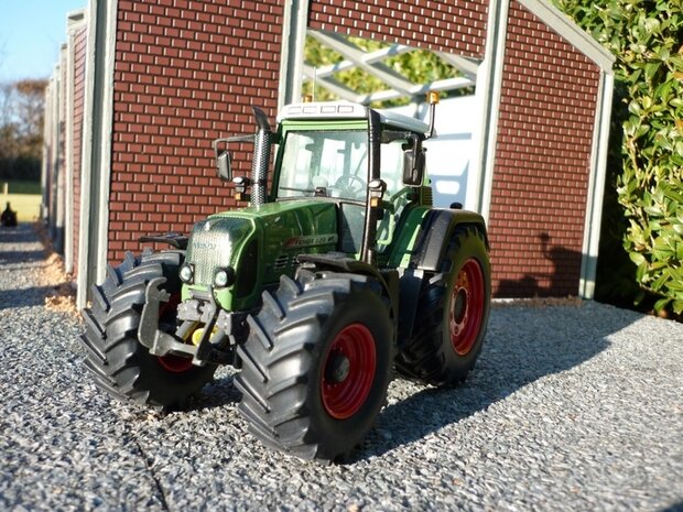 151. Fendt 820 met bredere banden 