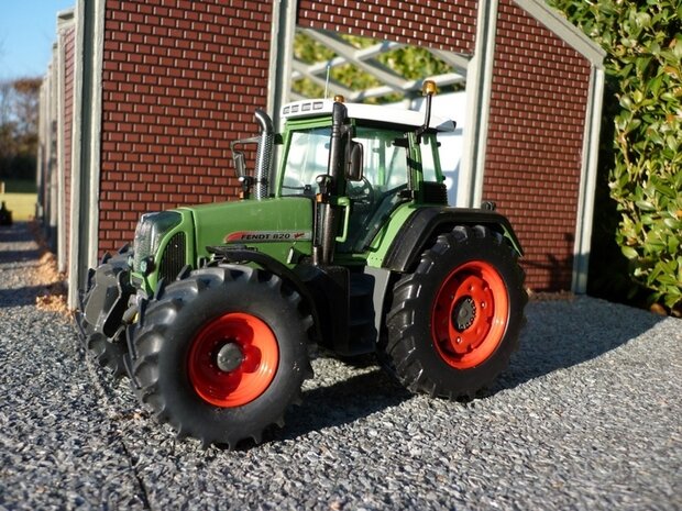 151. Fendt 820 met bredere banden 