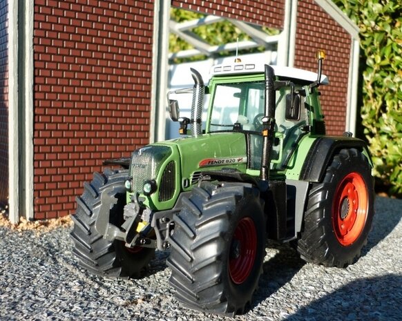 151. Fendt 820 met bredere banden 