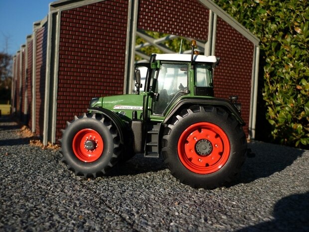 151. Fendt 820 met bredere banden 