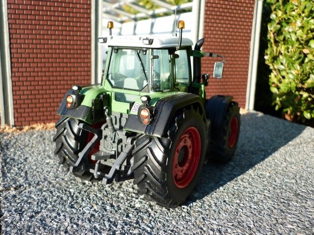 151. Fendt 820 met bredere banden 