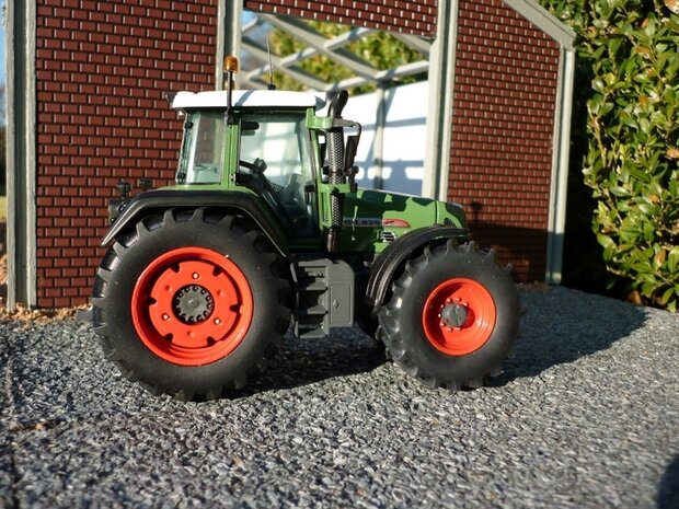 151. Fendt 820 met bredere banden 