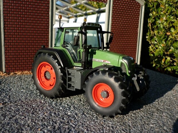 151. Fendt 820 met bredere banden 