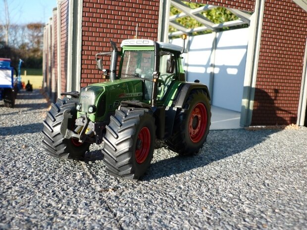 151. Fendt 820 met bredere banden 