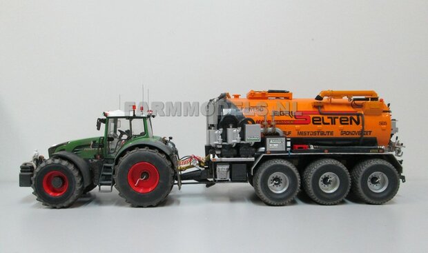 03. 2x Fendt op brede sloffen, met 1x Kaweco 3 asser mest transport tank en 1x Kaweco 3 asser met Evers bouwland bemester