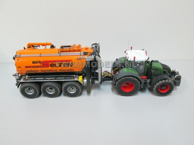 03. 2x Fendt op brede sloffen, met 1x Kaweco 3 asser mest transport tank en 1x Kaweco 3 asser met Evers bouwland bemester