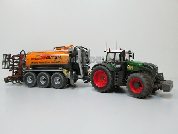 03. 2x Fendt op brede sloffen, met 1x Kaweco 3 asser mest transport tank en 1x Kaweco 3 asser met Evers bouwland bemester