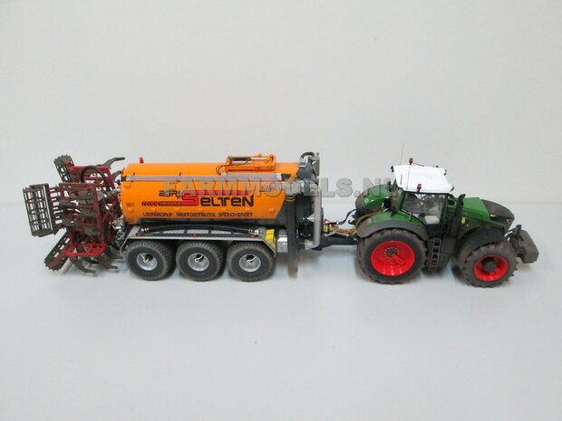 03. 2x Fendt op brede sloffen, met 1x Kaweco 3 asser mest transport tank en 1x Kaweco 3 asser met Evers bouwland bemester