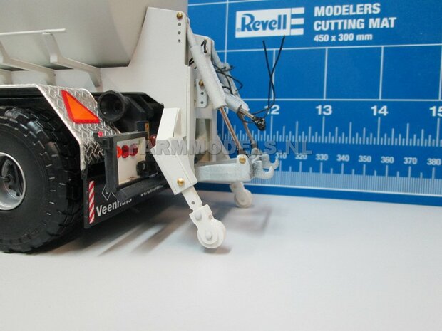 BOUWKIT: 3-asser Carrier Mesttank + hefinrichting t.b.v. (VMR Veenhuis) Haakarm carrier basis 1:32             