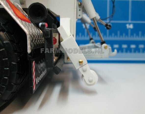 BOUWKIT: 3-asser Carrier Mesttank + hefinrichting t.b.v. (VMR Veenhuis) Haakarm carrier basis 1:32             