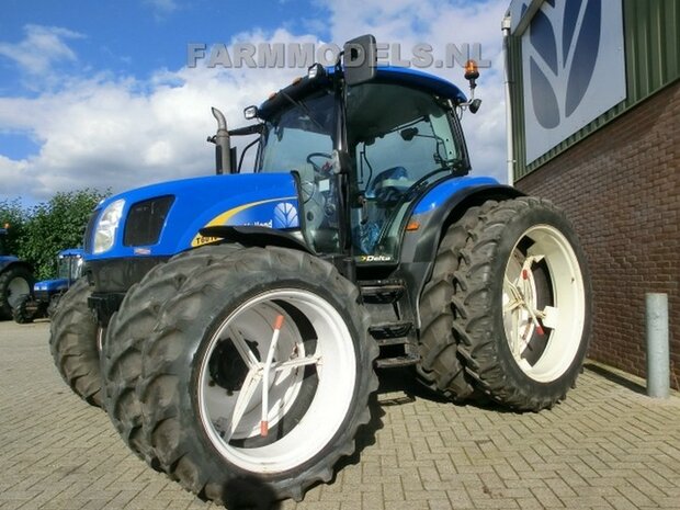 548. New Holland op cultuur dubbellucht