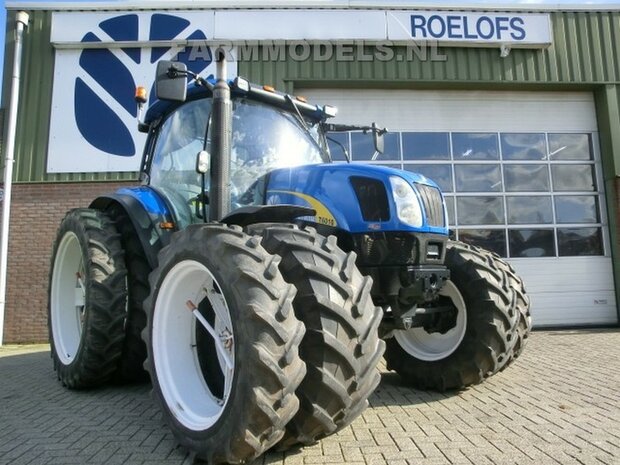 548. New Holland op cultuur dubbellucht