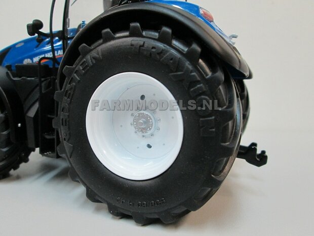 &Oslash; 68.2 x 31.3 mm: 2x Vredestein Traxion 900/60 R42 (achteras) banden  + NH Wit Diecast velgen 1:32 Universele set