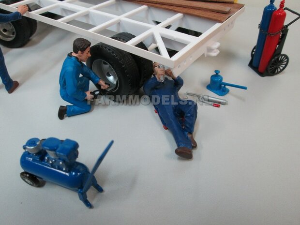 Bouwkit platte wagen 2- asser &quot;Oud&quot; + dubbellucht banden + houten bodemlatten + detail verlichting nu geleverd als stikkerset 1:32 (HTD)