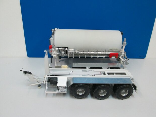 TIPS / Examples: (VMR Veenhuis) 3-axle Carrier tanks 1:32