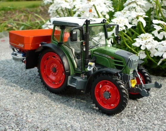 077. Fendt 211 met Rauch kunstmest strooier