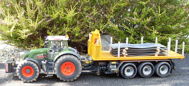 602. Fendt 936 met Veenhuis Carrier+platte bak met rijplaten en een Silage bak