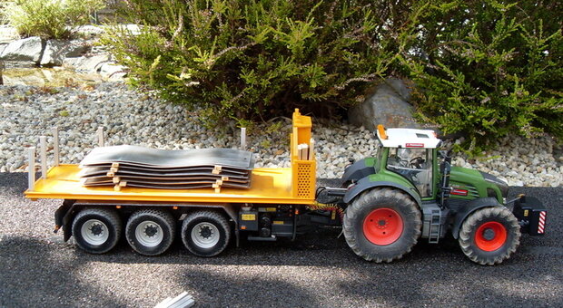 602. Fendt 936 met Veenhuis Carrier+platte bak met rijplaten en een Silage bak