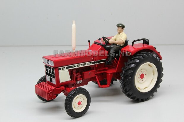 IH 644 International 2WD met chauffeur 1:32 Replicagri REP159