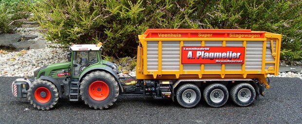 602. Fendt 936 met Veenhuis Carrier+platte bak met rijplaten en een Silage bak