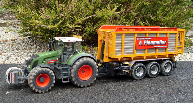 602. Fendt 936 met Veenhuis Carrier+platte bak met rijplaten en een Silage bak