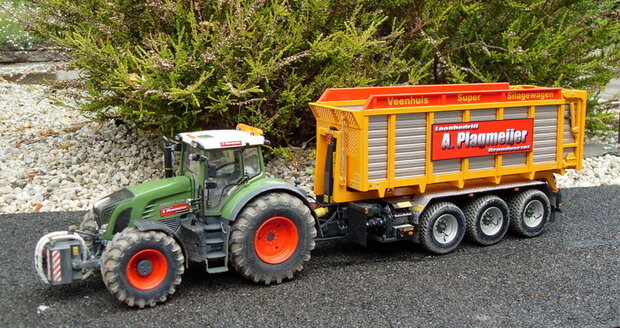 602. Fendt 936 met Veenhuis Carrier+platte bak met rijplaten en een Silage bak