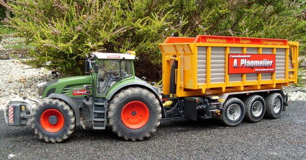 602. Fendt 936 met Veenhuis Carrier+platte bak met rijplaten en een Silage bak