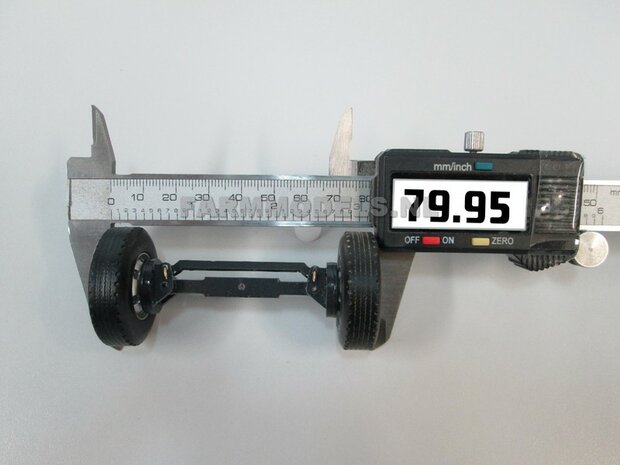 2x Vrachtwagen banden &Oslash; 35.5 mm met kunststof velg 1:32