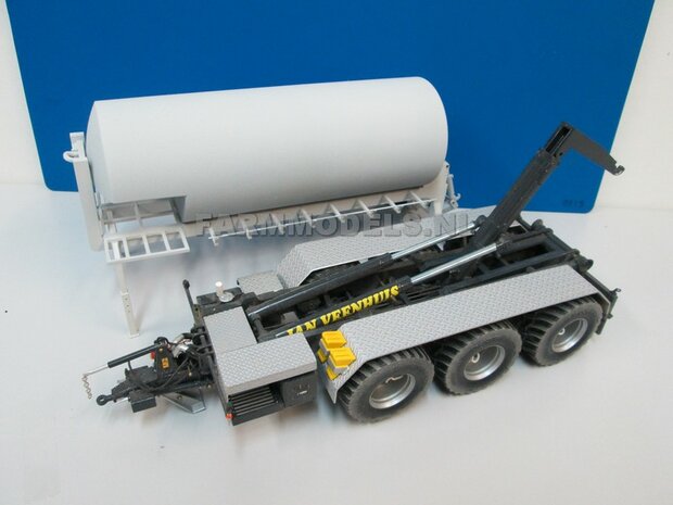 Carrier Mesttank + hefinrichting bouwpakket t.b.v. (Jan Veenhuis) Haakarm carrier, bouwpakket basis 1:32                     