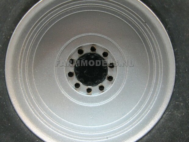 Aluminium Vooras velgen + bredere banden, geschikt voor de SCHUCO Case &amp; IH 1255 / 1455 (Massieve Aluminium velgen)   1:32            
