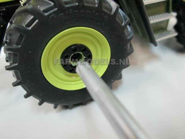 &Oslash; 47 mm: 4x brede banden + alu. velgen MB Trac 1100 , Velgen MB Trac groen + zwarte planeetkappen + wielboutringen, geschikt voor MB trac 1100 1:32            