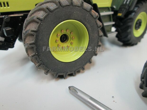 &Oslash; 47 mm: 4x brede banden + alu. velgen MB Trac 1100 , Velgen MB Trac groen + zwarte planeetkappen + wielboutringen, geschikt voor MB trac 1100 1:32            