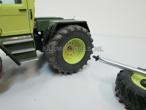 &Oslash; 47 mm: 4x brede banden + alu. velgen MB Trac 1100 , Velgen MB Trac groen + zwarte planeetkappen + wielboutringen, geschikt voor MB trac 1100 1:32            