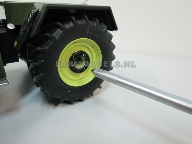 &Oslash; 47 mm: 4x brede banden + alu. velgen MB Trac 1100 , Velgen MB Trac groen + zwarte planeetkappen + wielboutringen, geschikt voor MB trac 1100 1:32            