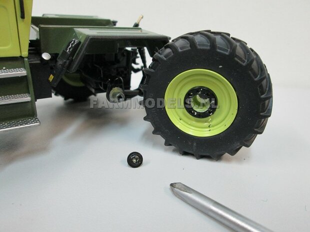 &Oslash; 47 mm: 4x brede banden + alu. velgen MB Trac 1100 , Velgen MB Trac groen + zwarte planeetkappen + wielboutringen, geschikt voor MB trac 1100 1:32            