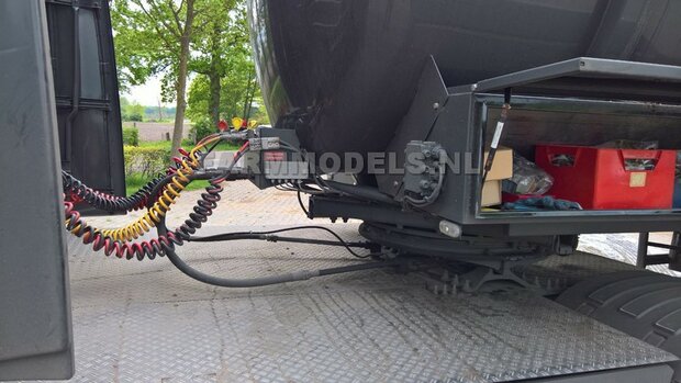 Mestoplegger + SuperSingle Banden (VMA / D-Tec) 3 asser mest trailer (slurrytanker) Bouwpakket Basis 1:32 (HTD)          