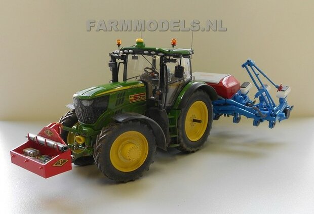 040. John Deere 6210 met Monosem ma&iuml;s zaaier en Heykamp frontbak