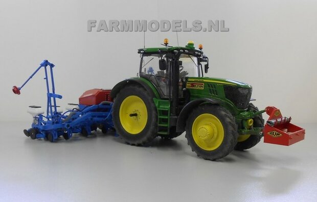 040. John Deere 6210 met Monosem ma&iuml;s zaaier en Heykamp frontbak