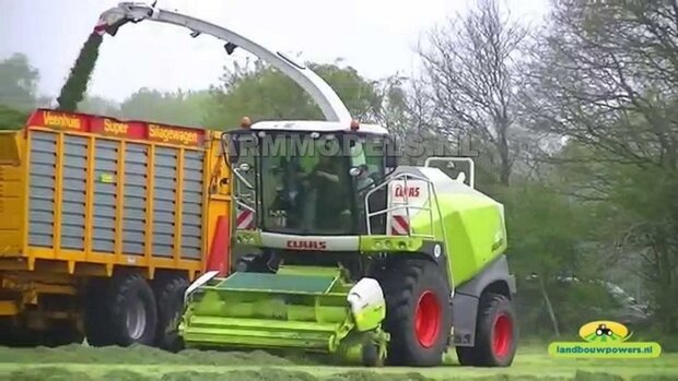 Claas Jaguar 860 op Brede banden + 1x Orbis 750 + PU 300 graspickup &amp; koel roosters geplaatst op hakselaar 1:32, Wiking